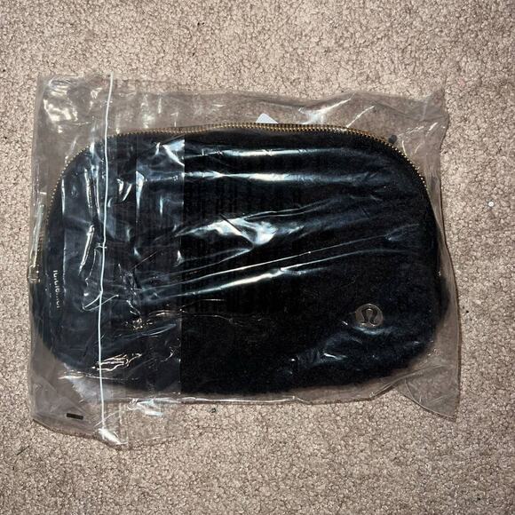 New Lululemon Everywhere Fleece Belt Bag Black 1L - Picture 9 of 9